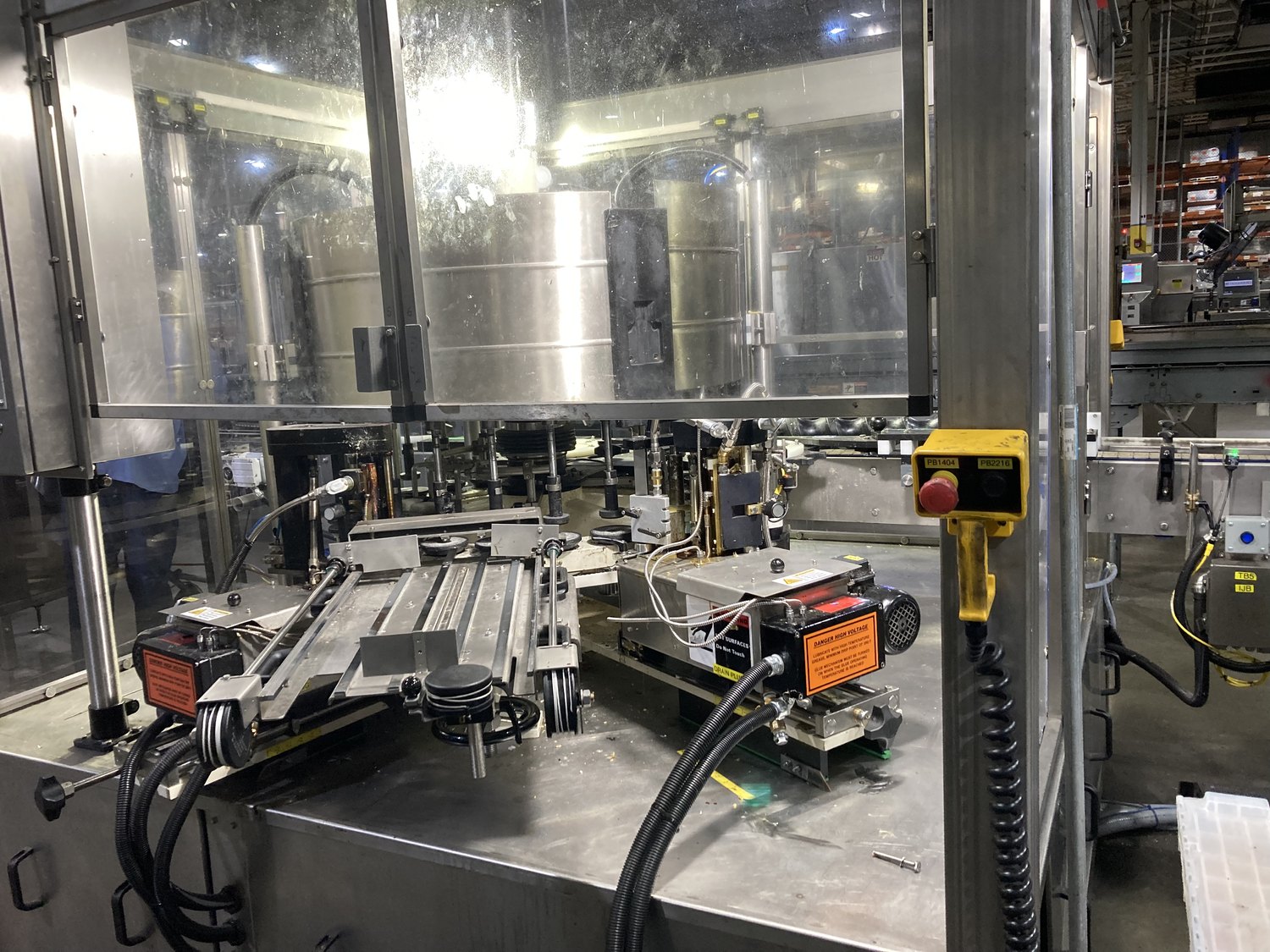Labeling machine applying labels to cans on the packaging line