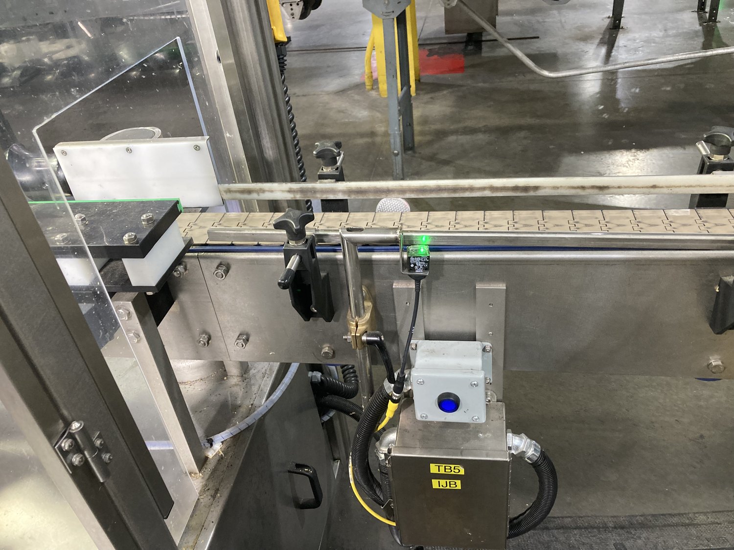 Trigger sensor and camera mounting on the can conveyor