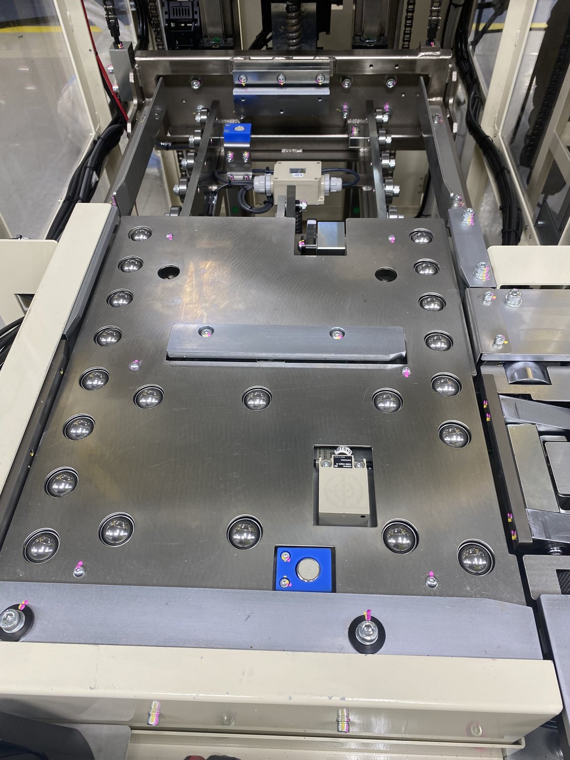 Steering rack inspection fixture plate with locating nests and cameras